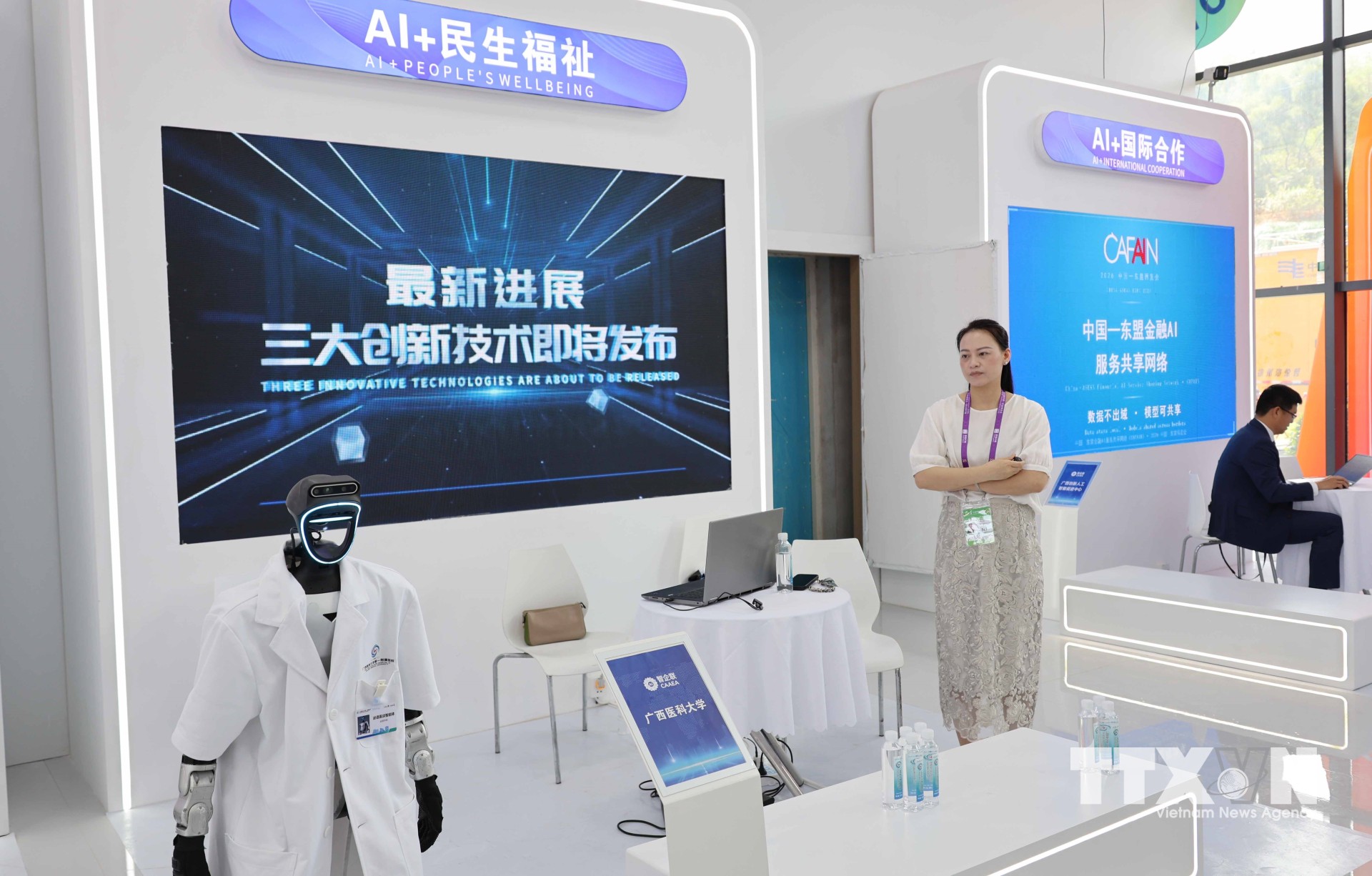 Gian trưng bày giới thiệu về bác sĩ robot tại CAEXPO năm 2026. (Ảnh: Công Tuyên/TTXVN)